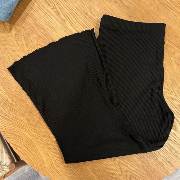 Black ribbed flare pants with lettuce hem - Picture 2 of 3